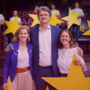 Helmut Brandstätter, Anna Stürgkh und Beate Meinl-Reisinger stehen zusammen und feiern Europa, sie lachen in die Kamera und halten einen EU-Stern hoch.