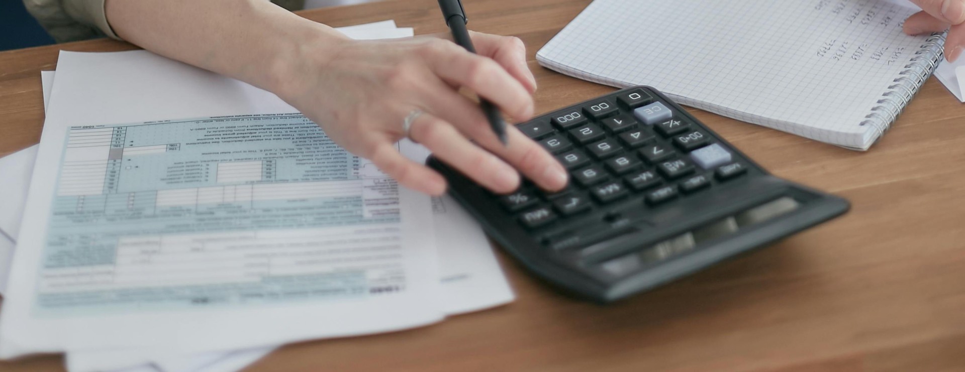 pexels-mikhail-nilov-6962992-2736x1056