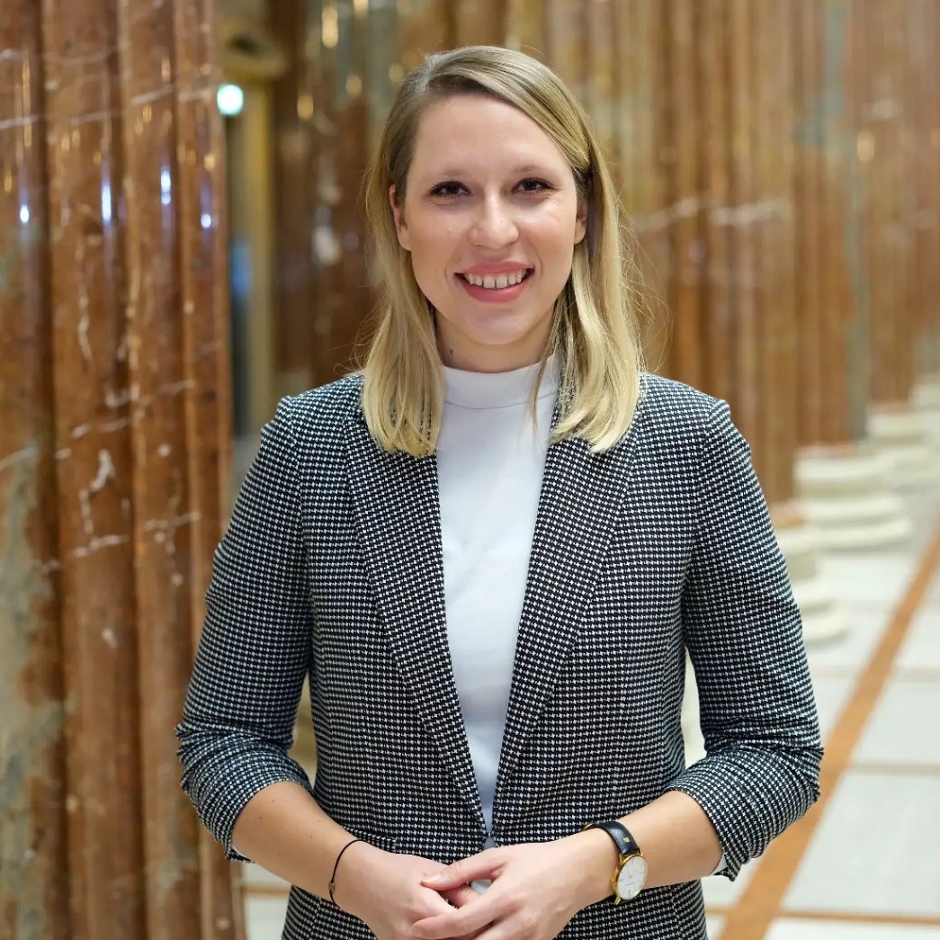 KathanaKainz-1045x1045