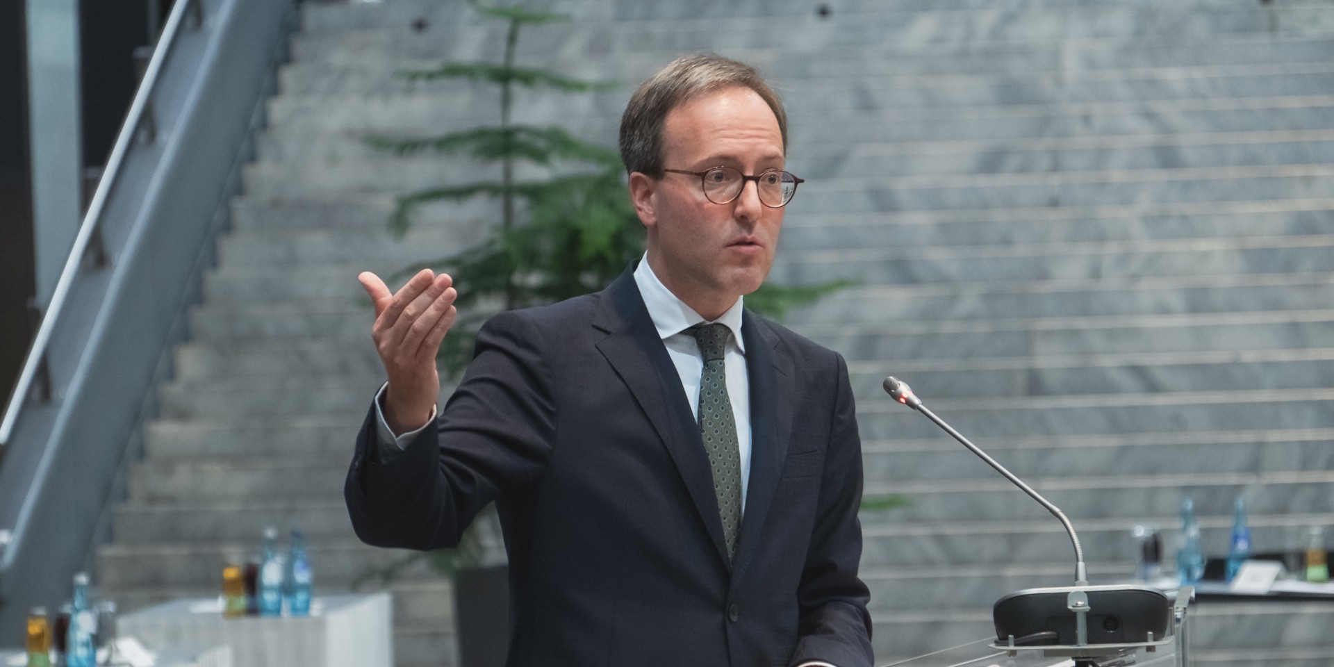 200513 Corona Landtag Congress Oberhofer am Pult(129)-3874x1936