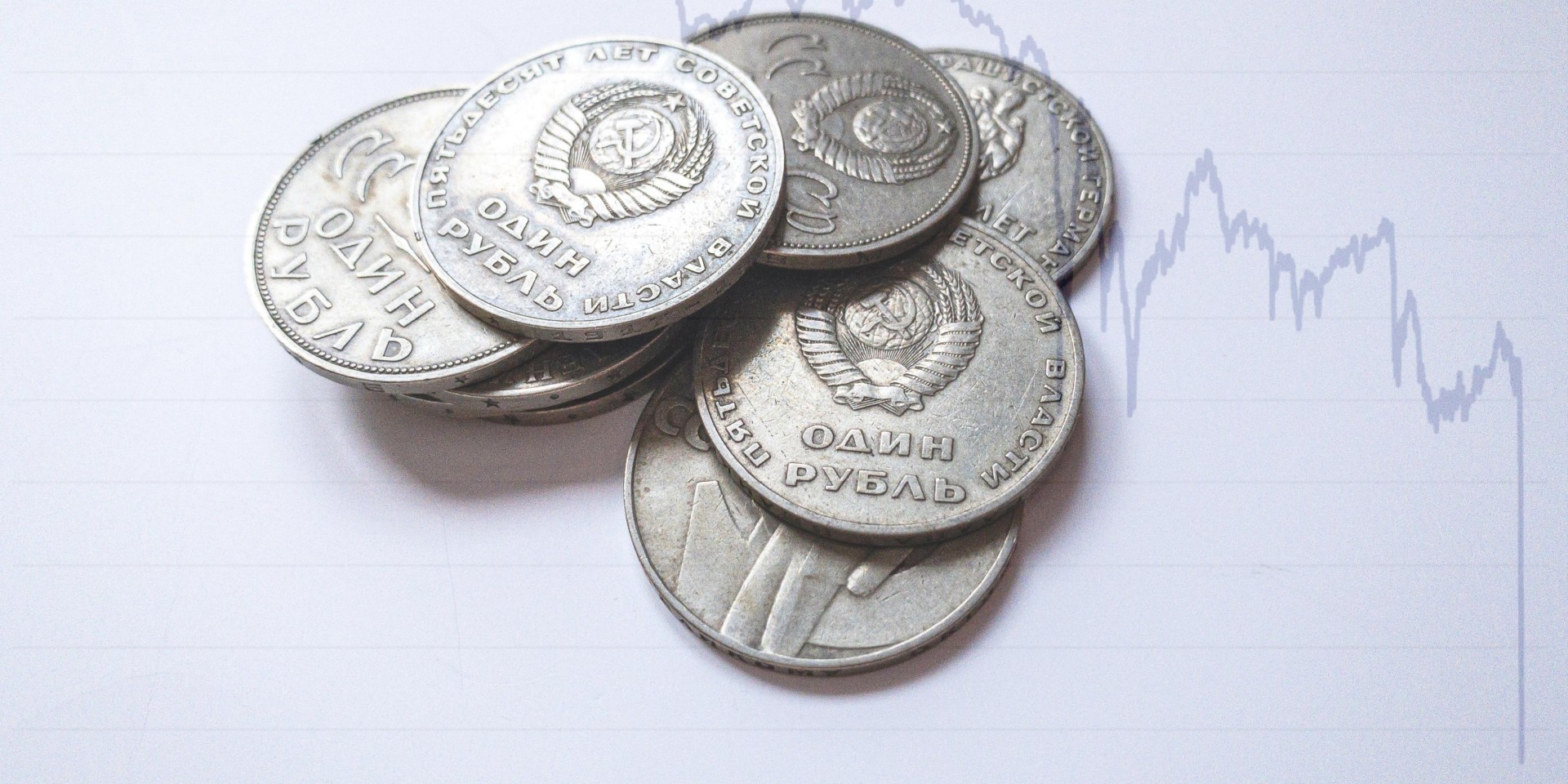The falling ruble. Photo by Anton Maksimov 5642.su on Unsplash. Montage von Lukas Sustala.
