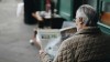Ein zeitungslesender Pensionist