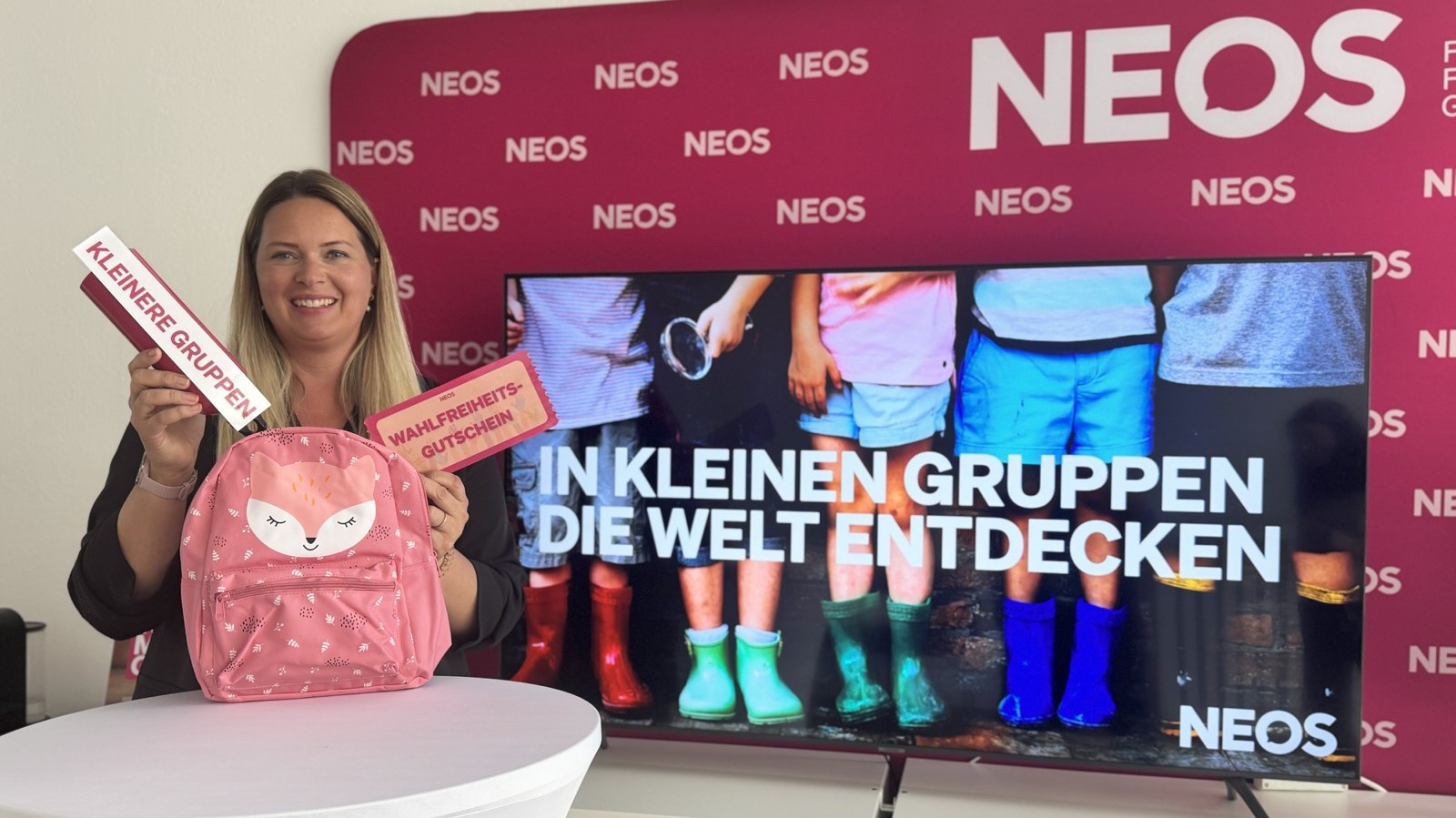 Bild Iris Glanzer packt Kärntner Kindern kleinere Gruppengrößen und den Wahlfreiheitsgutschein in den Kindergartenrucksack-1600x899