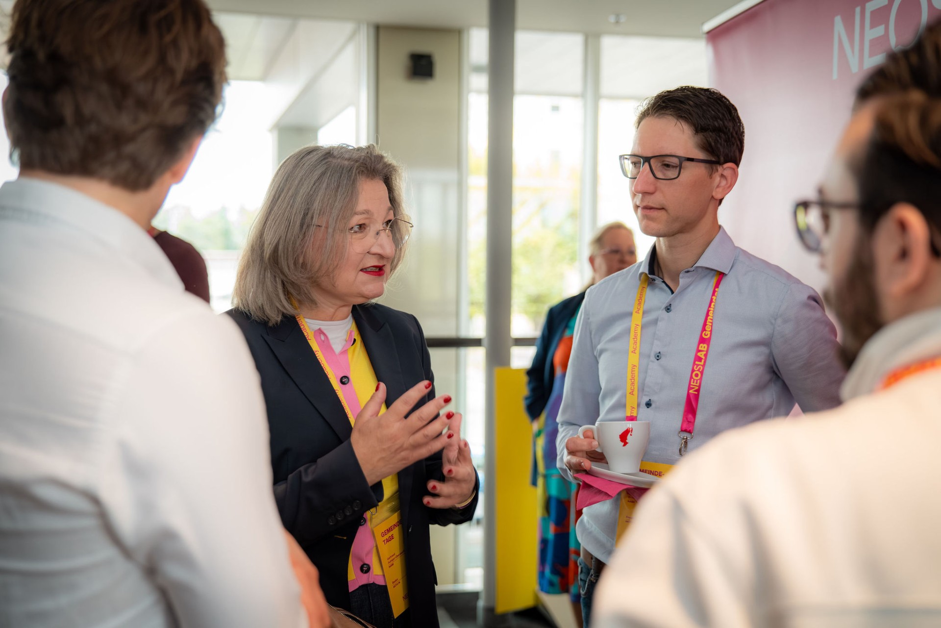 Eine Gruppe von Menschen im Gespräch
