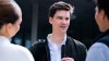 DOUGLAS HOYOS von den NEOS-Generalsekretär | NEOS-Sprecher für Rechnungshof, Landesverteidigung und Inneres | Abgeordneter zum Nationalrat, mit anderen zwei Menschen im Gespräch.