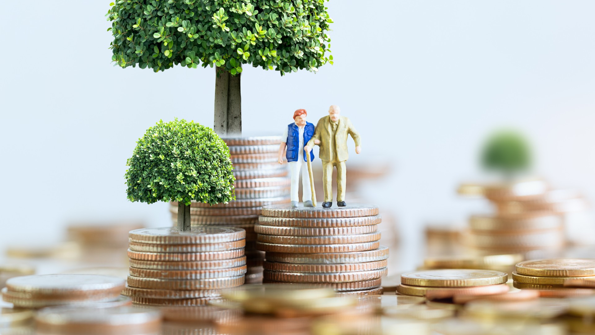 Miniaturfiguren auf einem Münzstapel