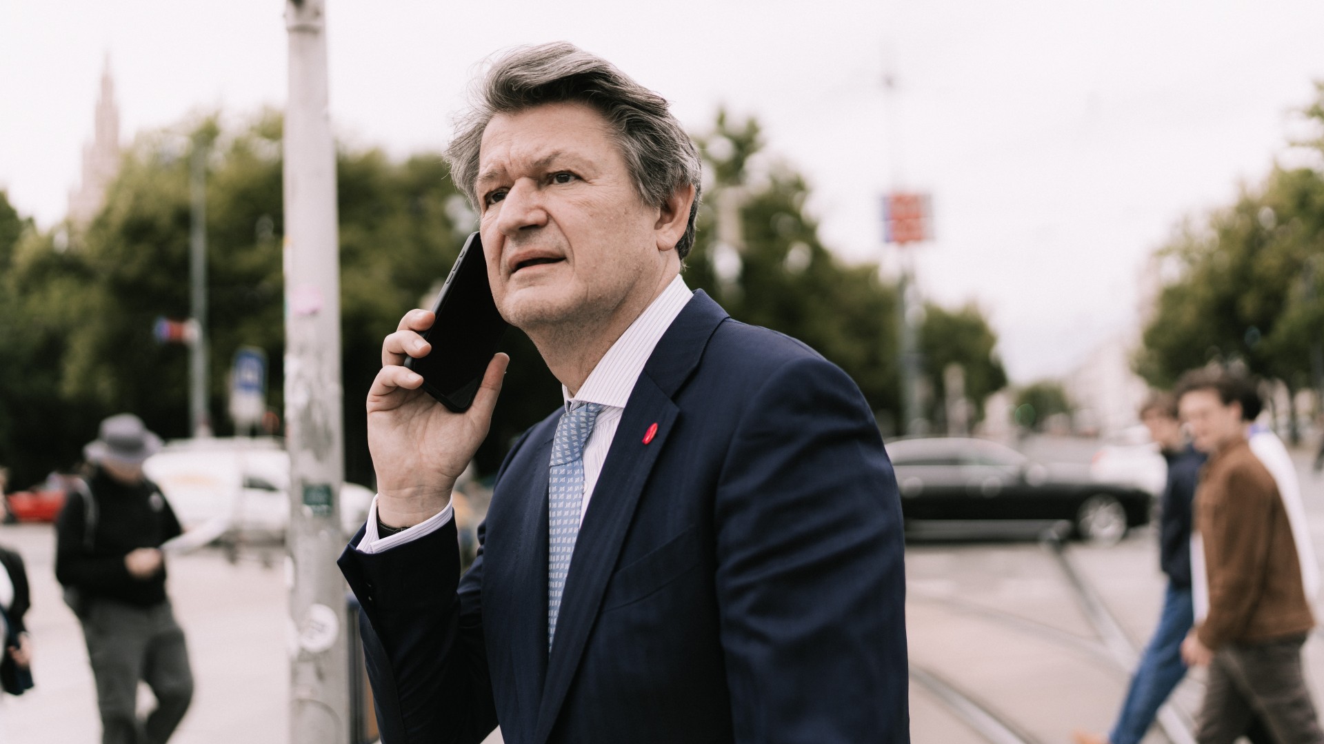 helmut brandstaetter beim telefonieren