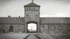 Zu sehen ist der Zugeingang in das KZ Lager Auschwitz, welches in Zeiten des Nationalsozialismus zu verheerenden Massenermordungen verwendet würde.