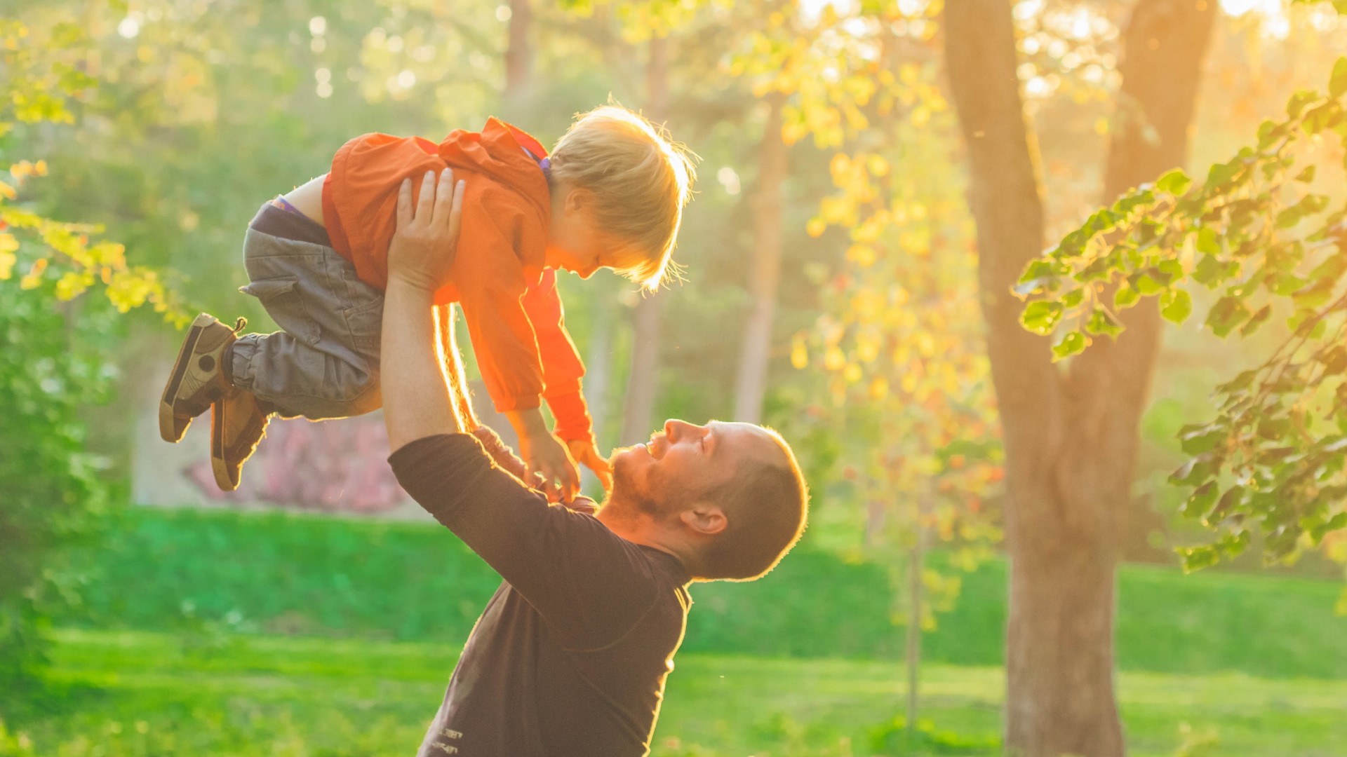 Ein Vater schwingt seinen Sohn in der Luft