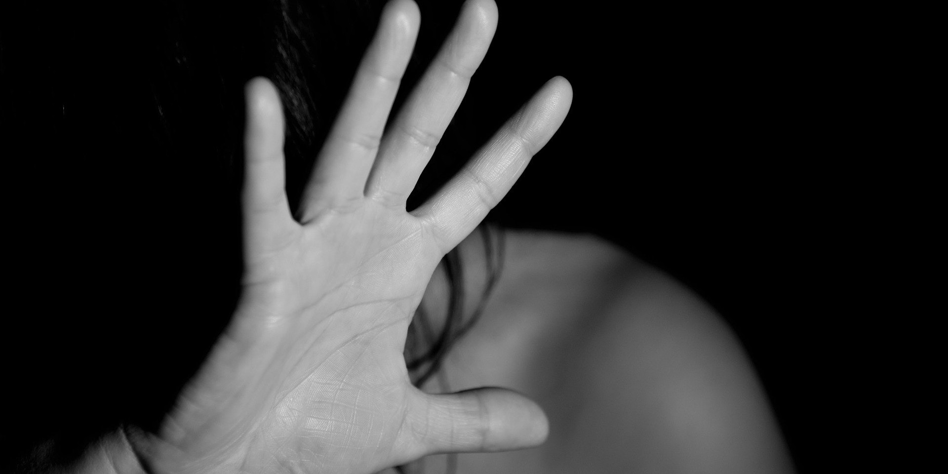 © pixabay/ninocare
https://pixabay.com/de/photos/hand-frau-weiblich-nackt-furcht-1832921/ hand-gf61a31e4c 1920-1920x960