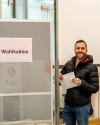 Wolfgang Klampfer mit Stimmzettel Gemeinderatswahl Steiermark
