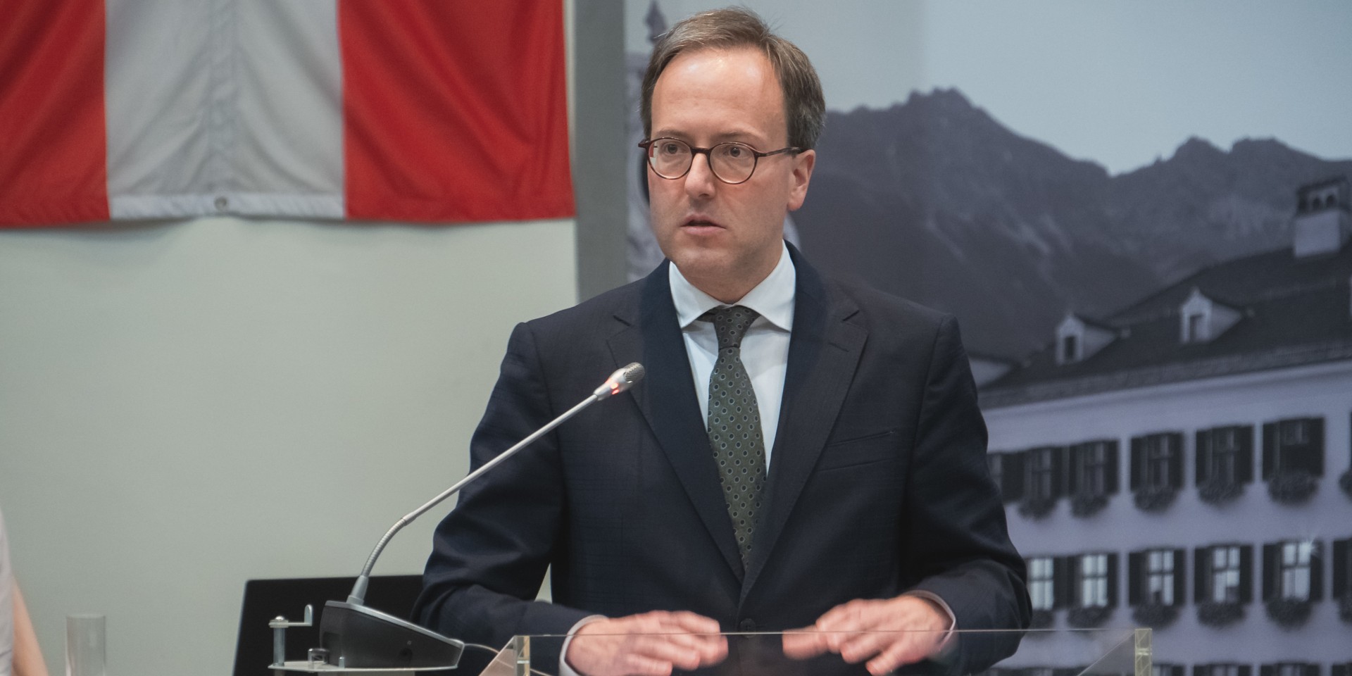 200513 Corona Landtag Congress Oberhofer am Pult(83)-3936x1967