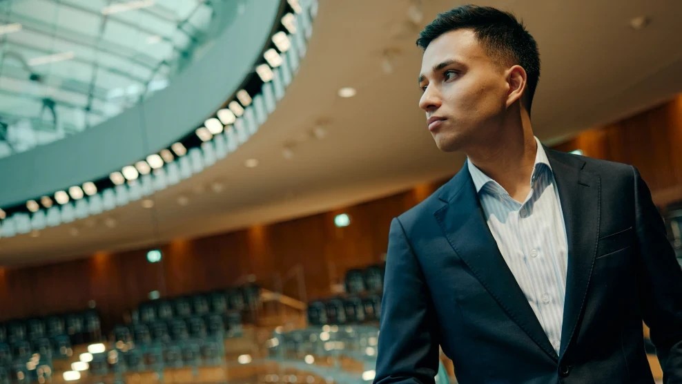 YANNICK SHETTY
Klubobmann | NEOS-Sprecher für Integration | Weiteres Mitglied im Vorstand | Abgeordneter zum Nationalrat ist im österreichischen Parlement und schaut zum rednerpullt