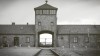 Zu sehen ist der Zugeingang in das KZ Lager Auschwitz, welches in Zeiten des Nationalsozialismus zu verheerenden Massenermordungen verwendet würde.