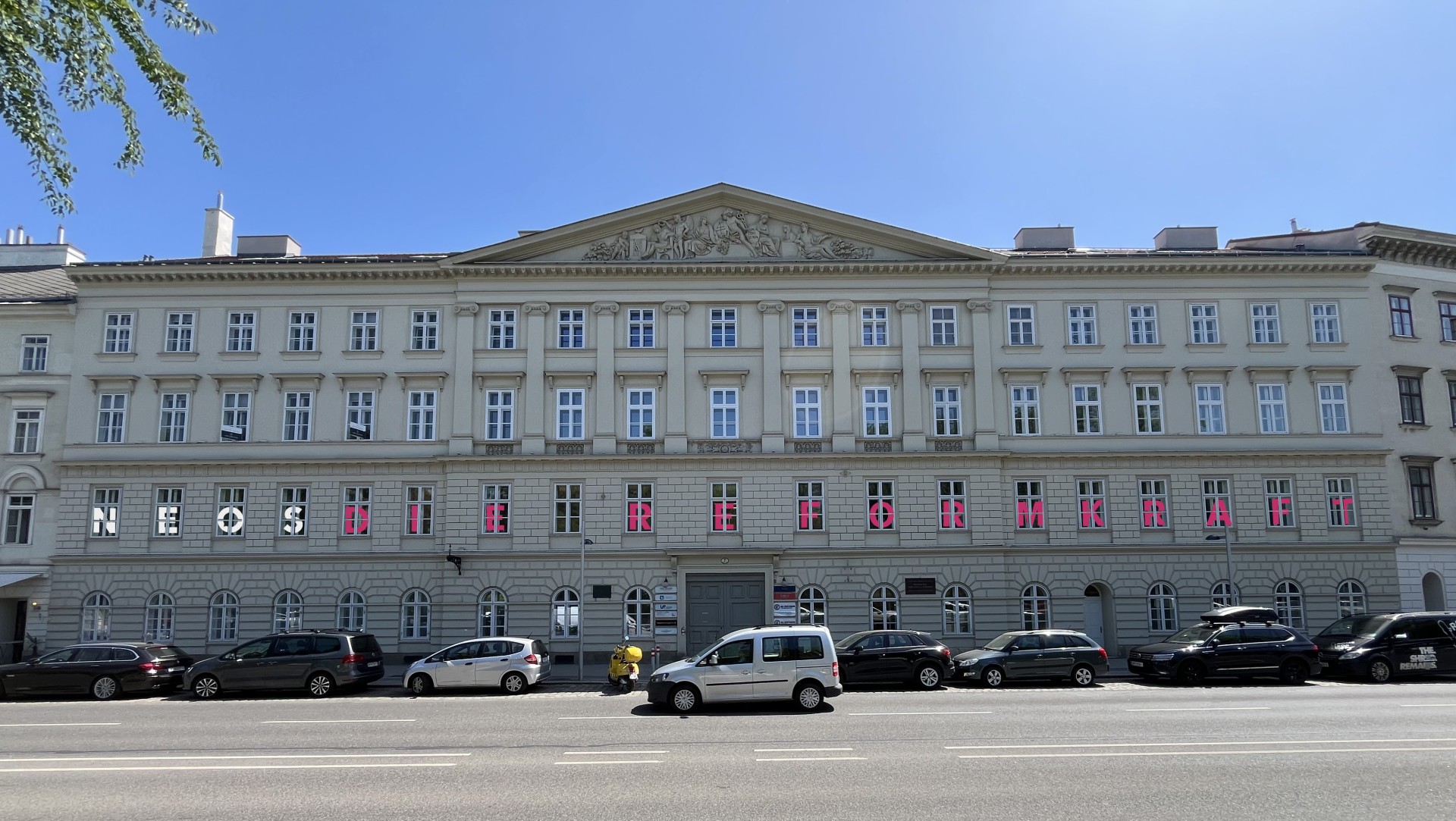 NEOS Heumarkt Fensterbeklebung