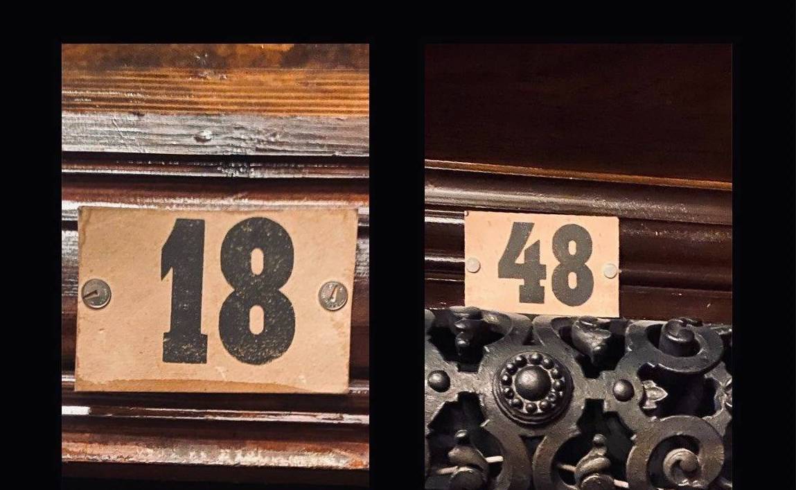 Schilder in der Bibliothek, die 18 und 48 anzeigen