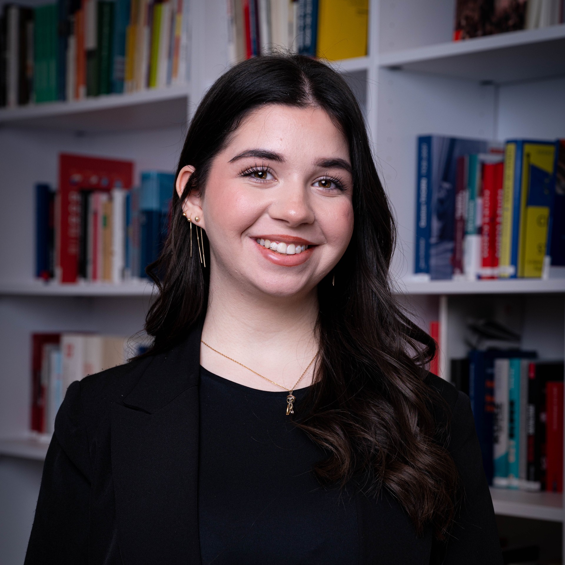 NEOS Lab - Mitarbeiterinnenfoto Amela Emini (Stefan Sachim)-5304x5304