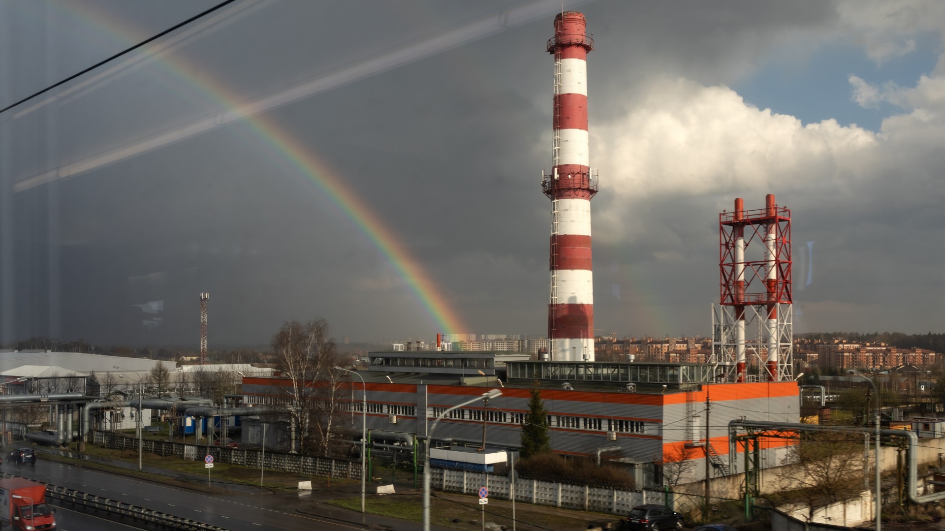 Ein Kraftwerk, dahinter ein Regenbogen