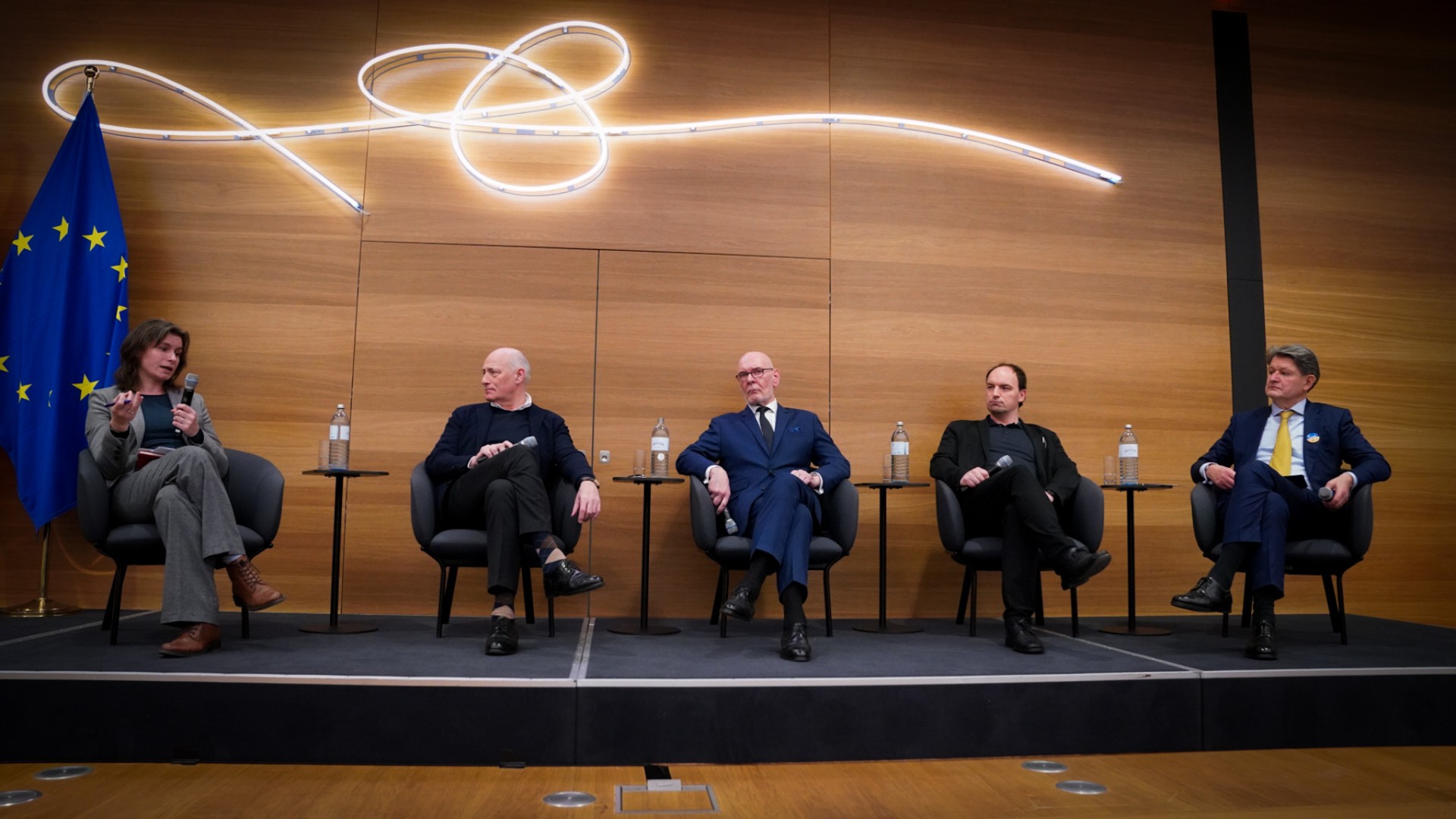 Olga Pindyuk, Martin Weiss, Gerald Karner, Dietmar Pichler, Helmut Brandstätter auf einem Podium