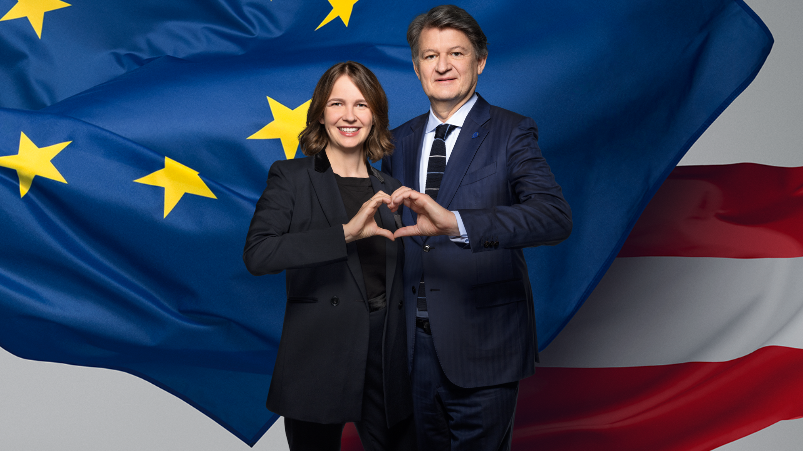 Eine Frontalansicht von Helmut Brandstätter und einer Frau, die mit ihren Händen gemeinsam ein Herz bilden und in die Kamera lächeln.
