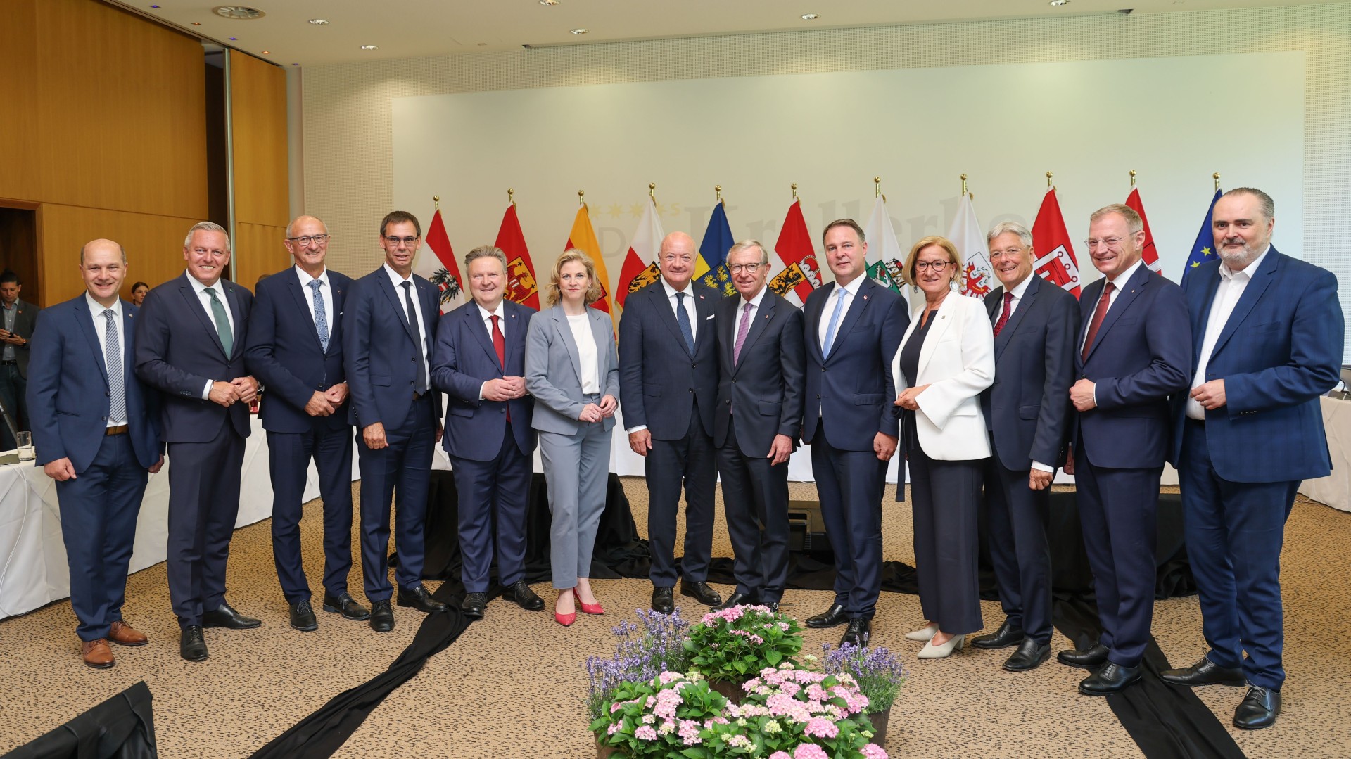 © Land Salzburg / Franz Neumayr Bildungsminister Christoph Wiederkehr, Außenministerin Beate Meinl-Reisinger und Staatssekretär Sepp Schellhorn