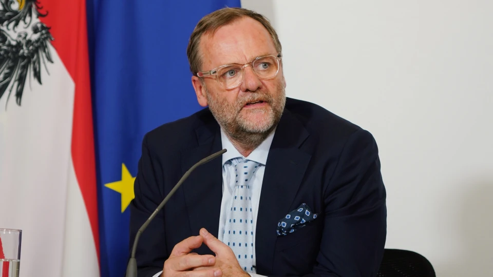 Wolfgang Sobotka, Nationalratspräsident, vor österreichischer und EU-Flagge