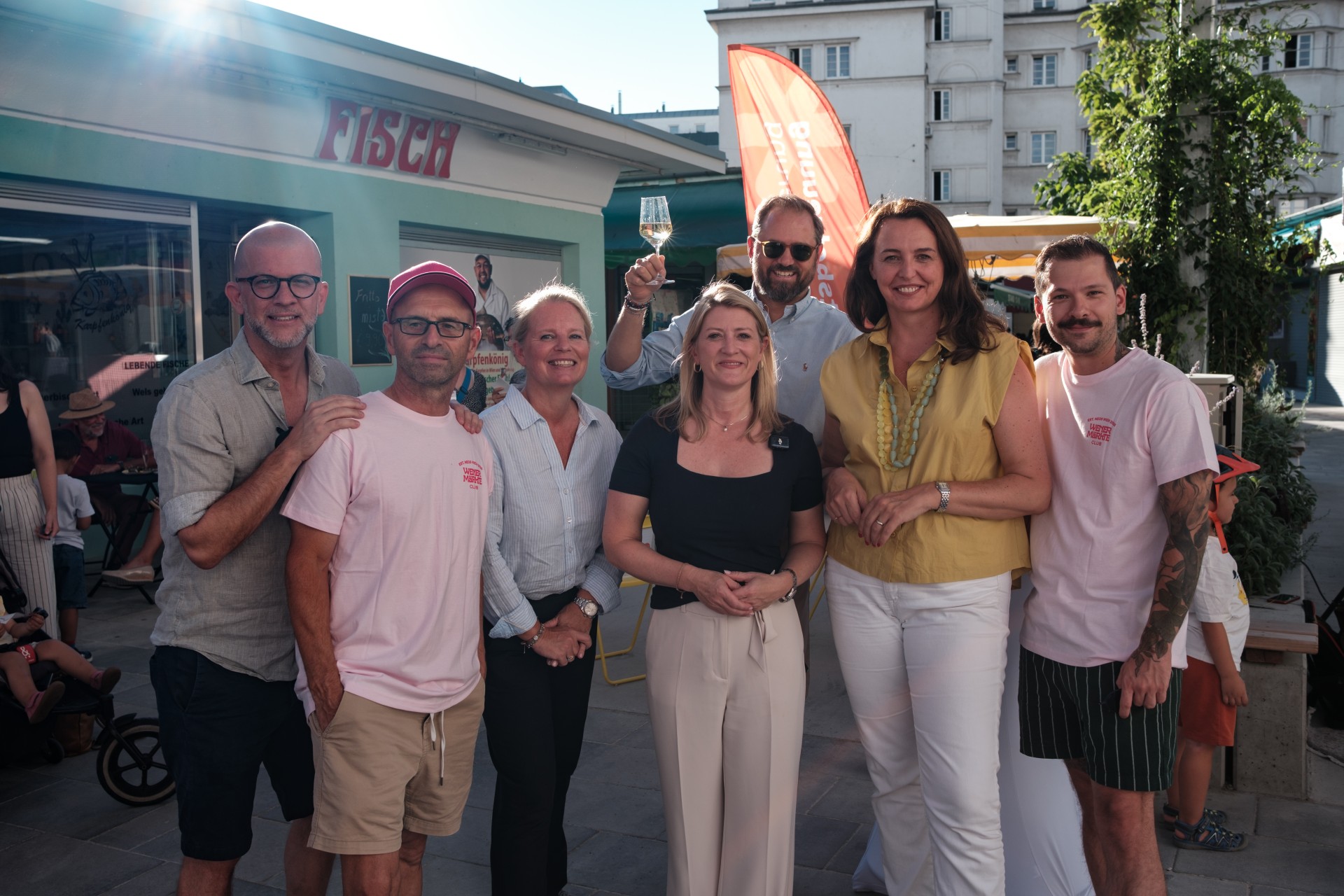 Selma Arapovic, Markus Ornig und weitere Gäste mit Weingläsern.