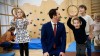 Christoph Wiederkehr mit Kindern im Turnsaal eines Kindergartens