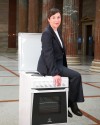 Henrike Brandstötter,NEOS-Sprecherin für Frauen, sitzt auch einem Herd in der Seulenhalle des österreichischem Parlament. 