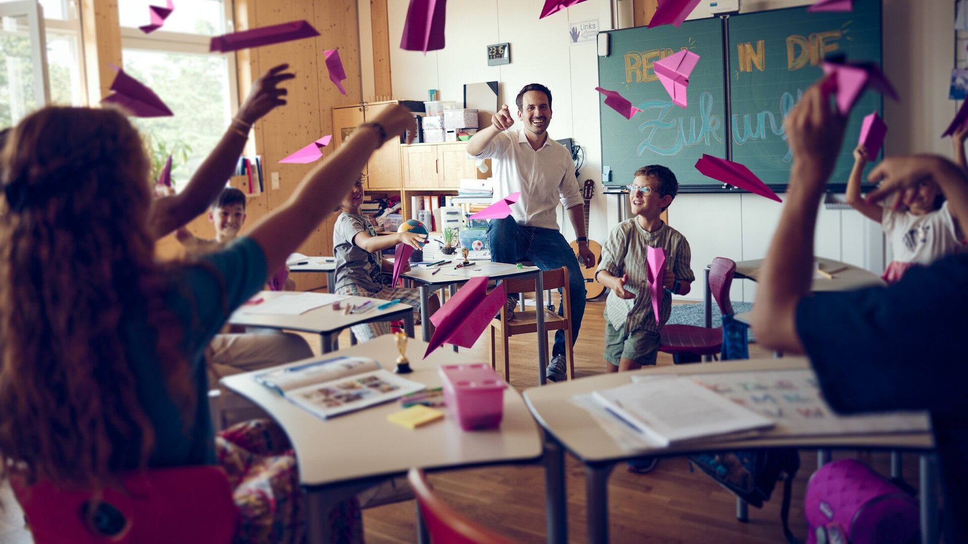 Christoph Wiederkehr in einem Klassenzimmer