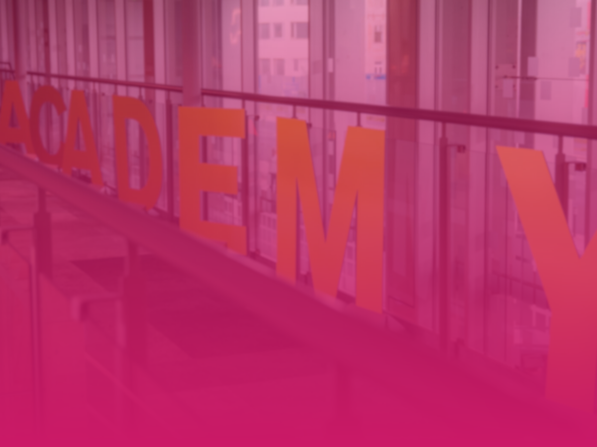 NEOS Lab Academy Schriftzug Farbverlauf pink (Foto Stefan Sachim)-1200x899