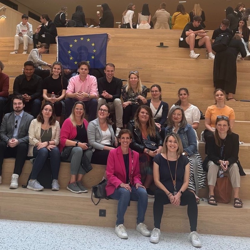 Parlament Gruppe-855x855