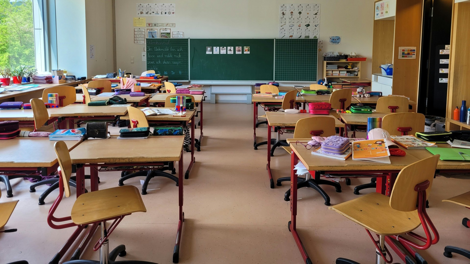© Nathan Cima auf Unsplash Klassenraum Schule.jpg