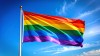 Firefly Eine Regenbogenflagge, die im Wind weht 955944-2688x1513