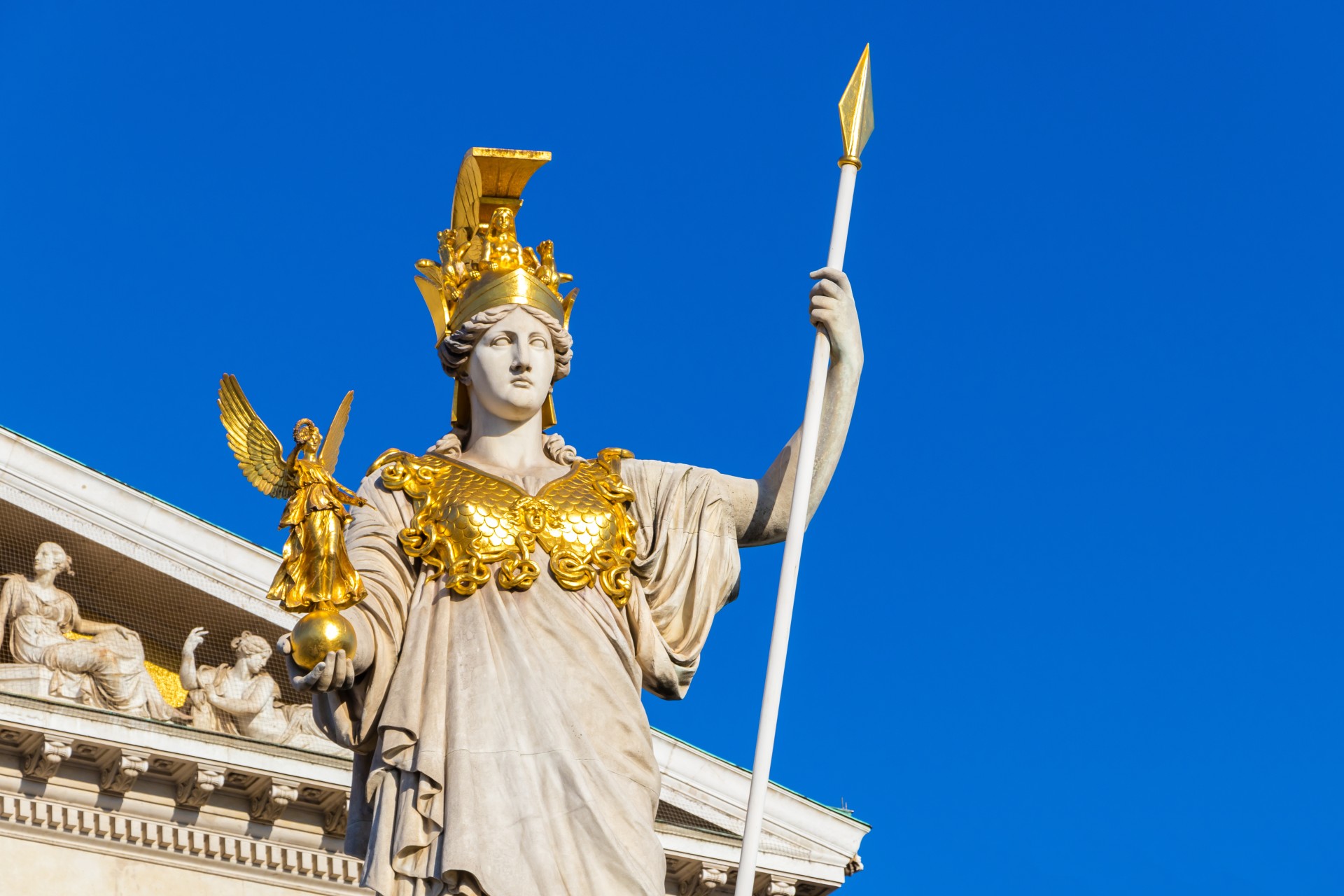 Die antike griechische Göttin Athene vor dem österreichischen Parlamentsgebäude