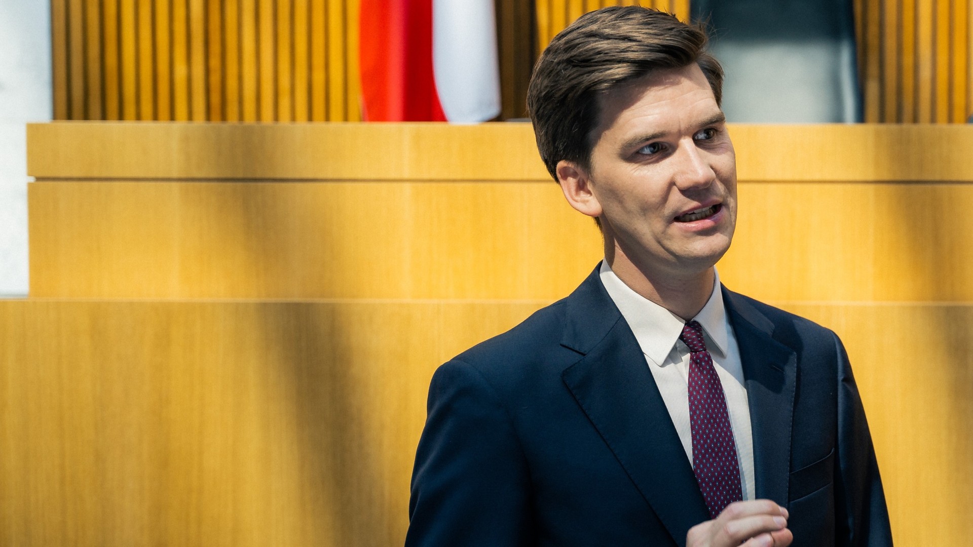 Ein Mann in Anzug und Krawatte.