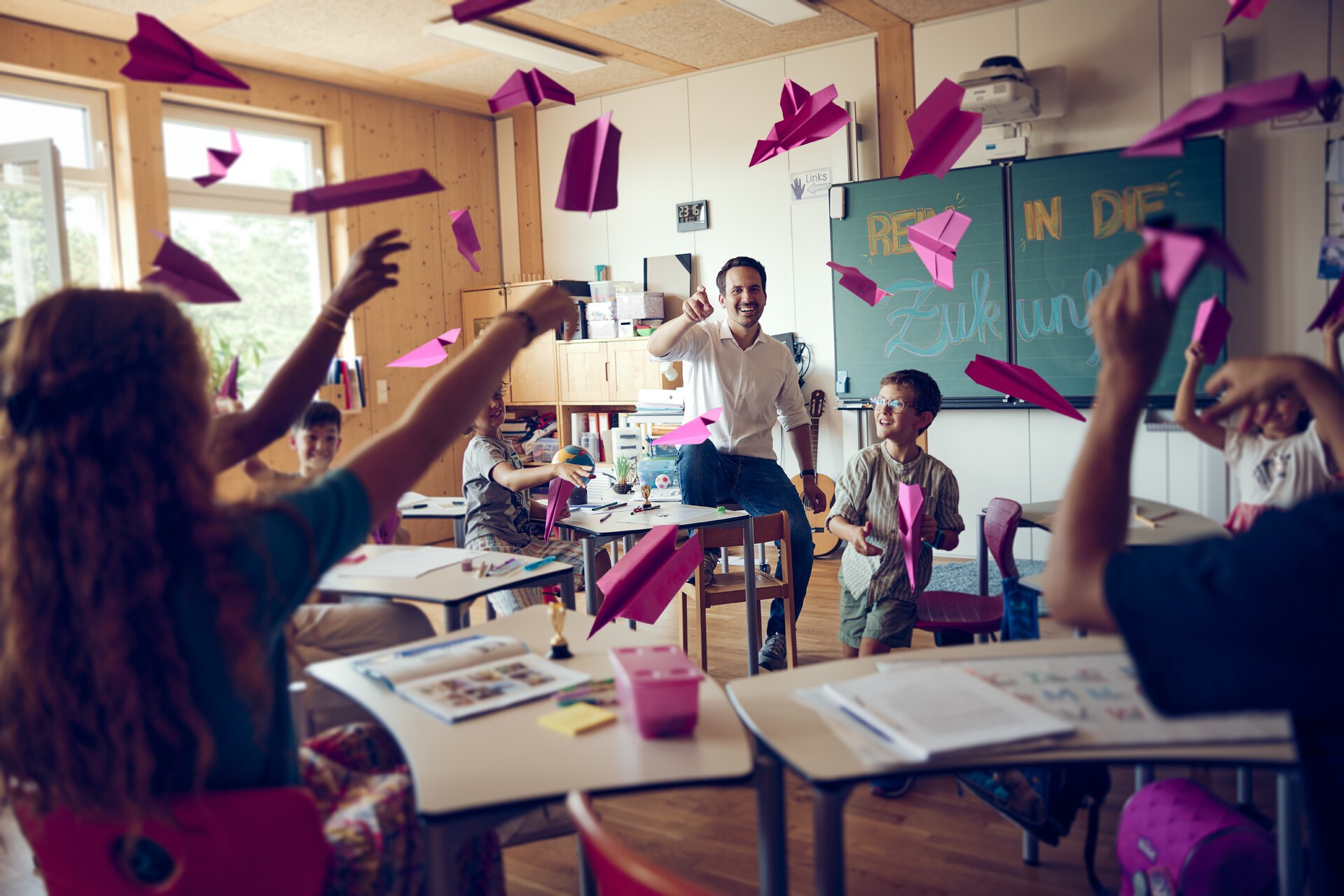 © Konstantin Reyer Christoph Wiederkehr in einem Klassenzimmer