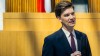 Ein Mann in Anzug und Krawatte.