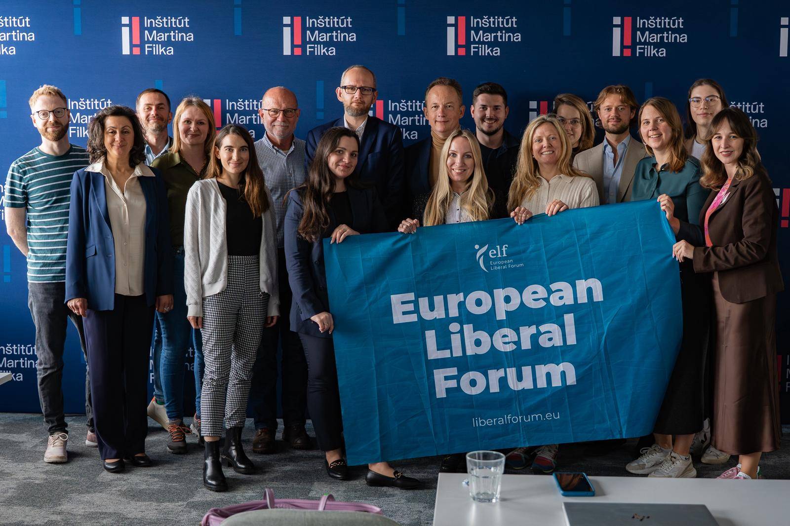 Gruppenfoto vor einem Banner mit der Aufschrift „European Liberal Forum“