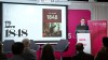Clemens Ableidinger am Rednerpult vor einer Leinwand mit dem Buchcover "175 Jahre 1848"