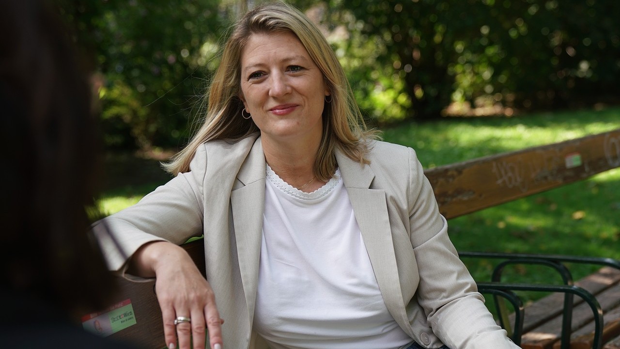 © NEOS Wien 20210825_Bettina Emmerling_Gespräch2.JPG_compressed.jpeg