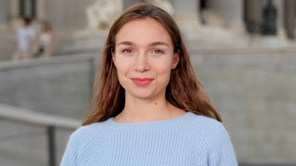 SOPHIE WOTSCHKE
JUNOS-Bundesvorsitzende | Weiteres Mitglied im Vorstand | NEOS-Sprecherin für Bauten, Wohnen und Jugend | Abgeordnete zum Nationalrat