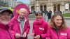 NEOS Plus werben für NEOS zur Wien Wahl 2025 und im Hintergrund sieht man die Wiener Oper nähe Karlsplatz