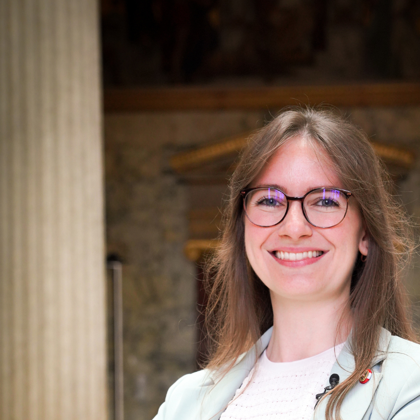 JULIA DEUTSCH
Abgeordnete des Bundesrates lächelt und im hintergrund ist das parlement zu sehen. 