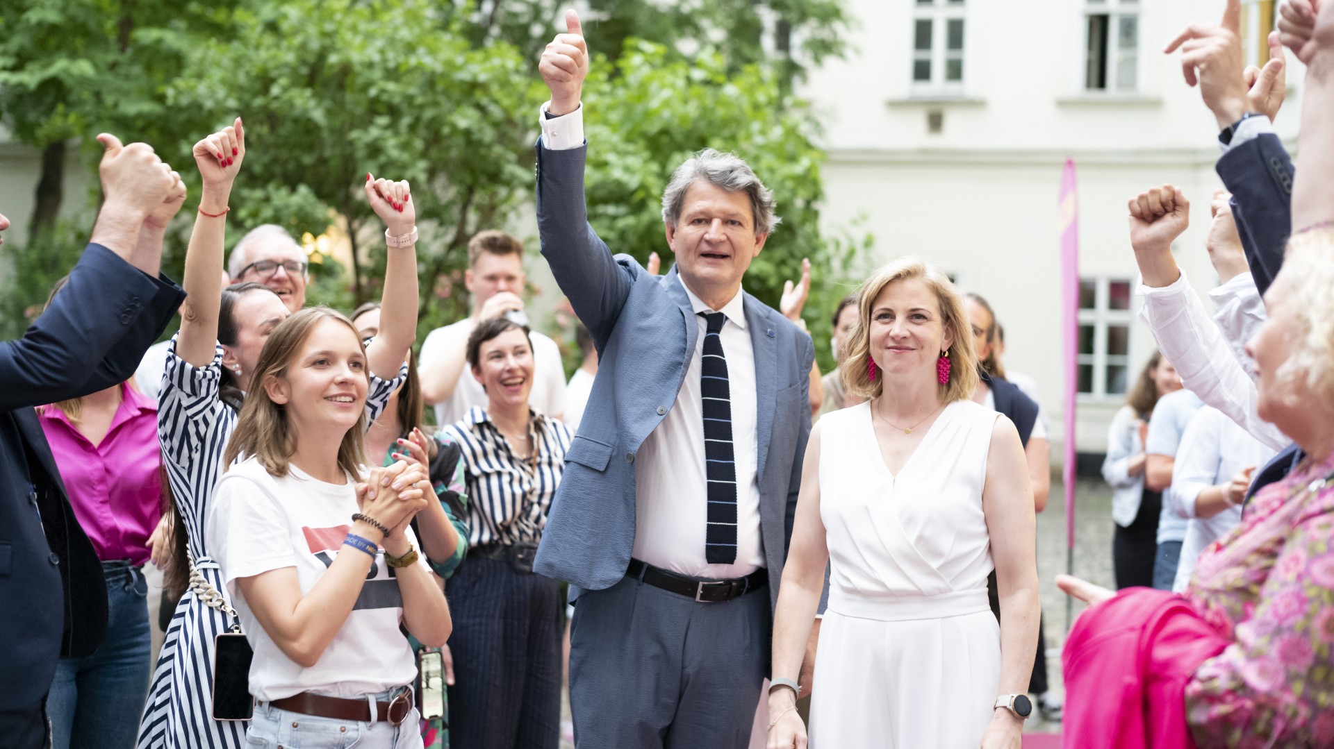 Beate Meinl-Reisinger, Helmut & Anna beim feiern des zwei Mandate zur EU-Wahl 2024