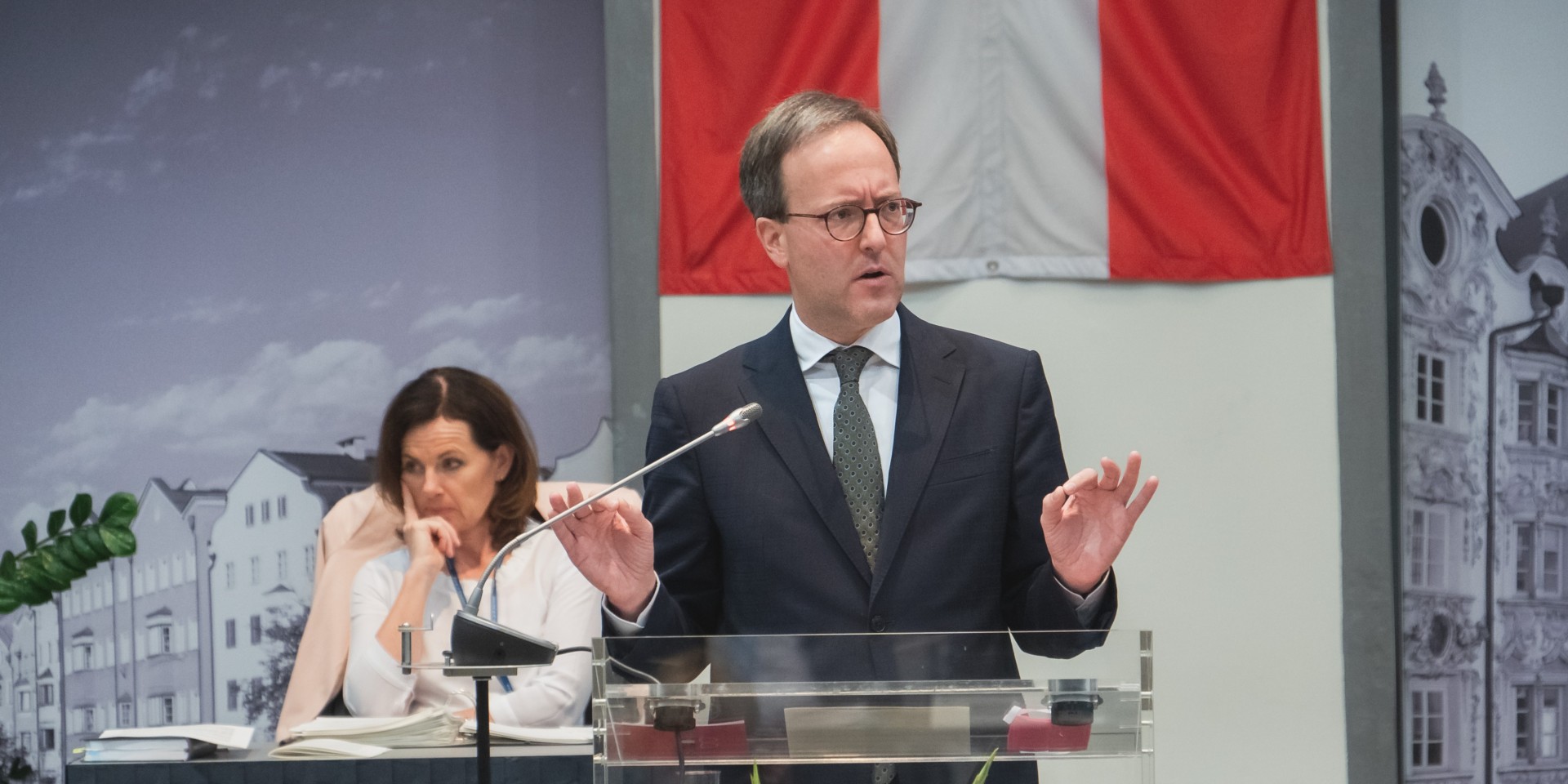 200513 Corona Landtag Congress Oberhofer am Pult(100)-3936x1967