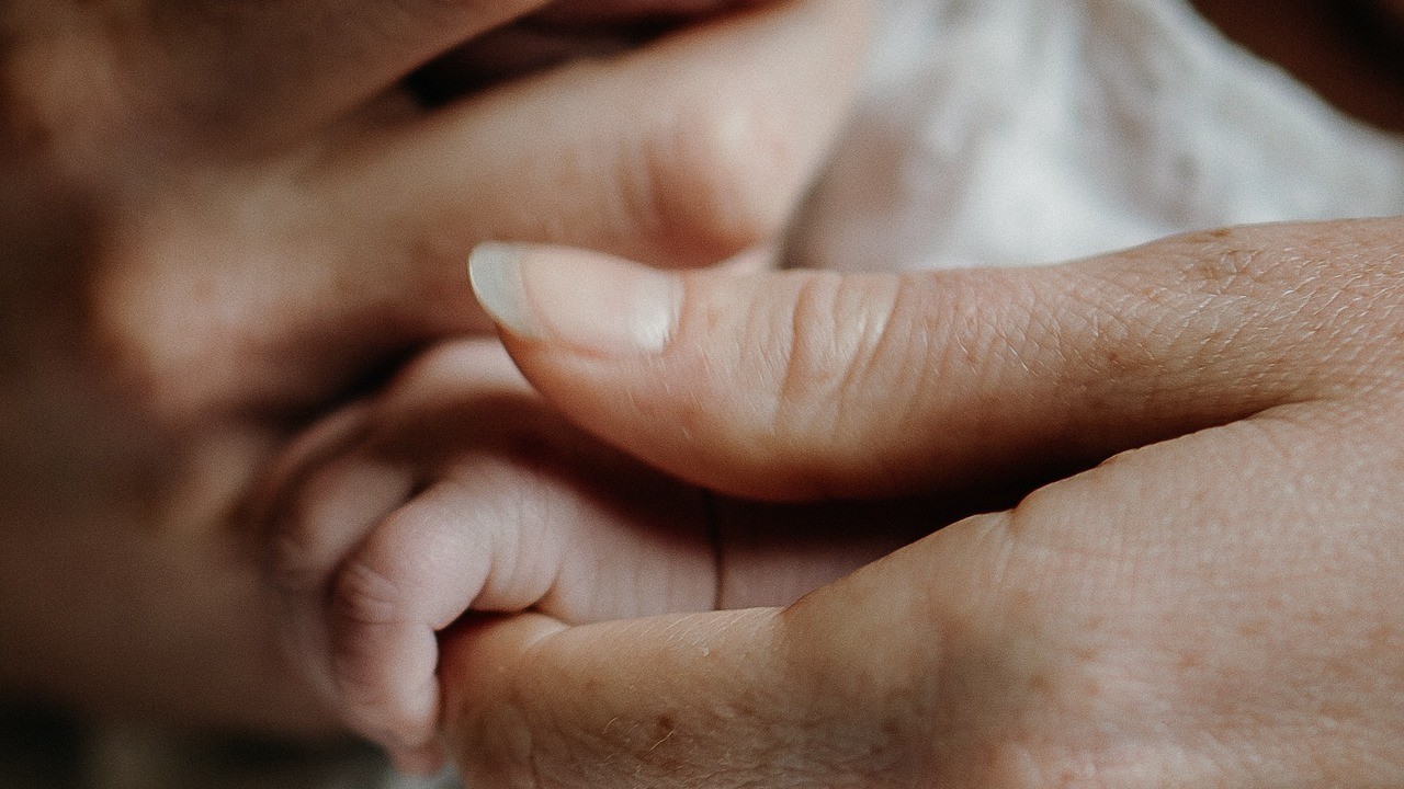 © charnee wiggett auf Pixabay mother-7302669 1920-1280x720
