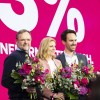 Beate Meinl-Reisinger Christoph Wiederkehr Sepp Schellhorn alle teil der neuen Regierung in österreich 2025 lächeln im foto mit blumen