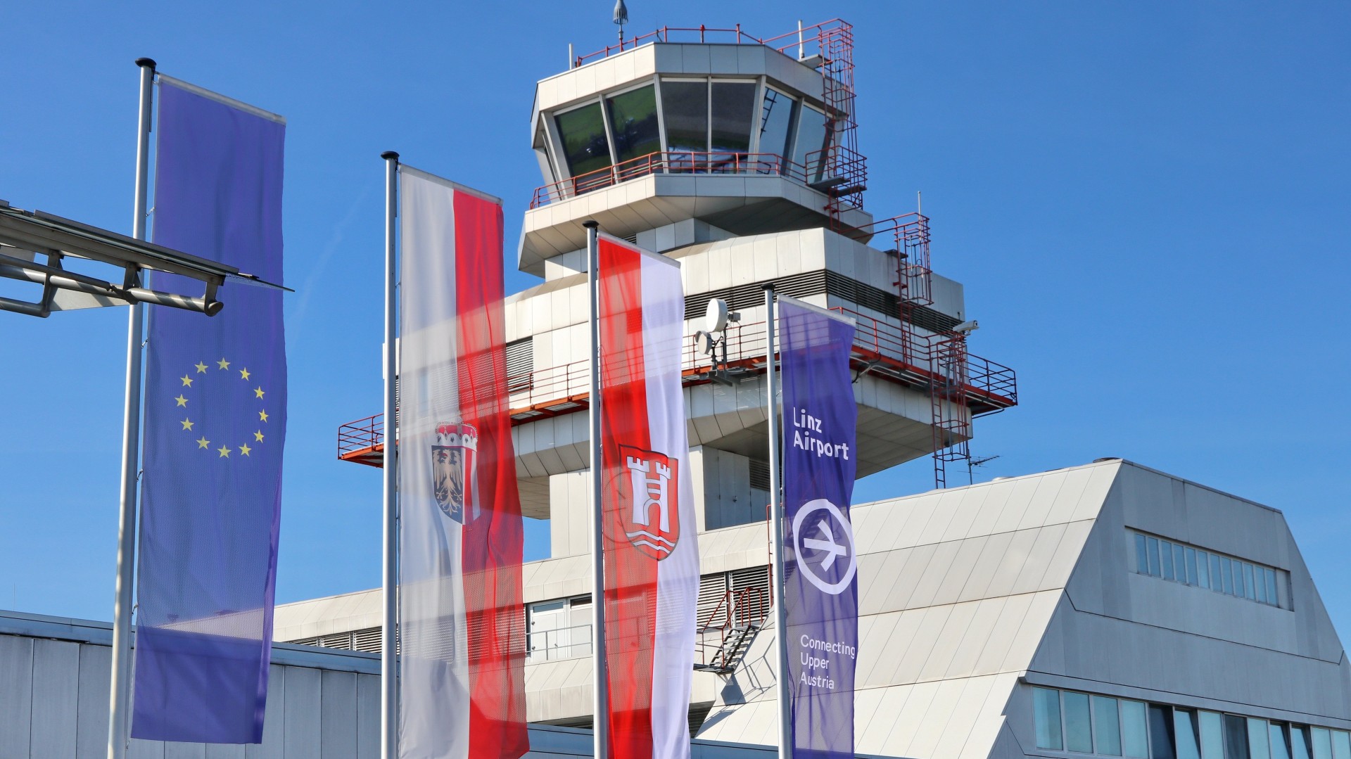 Tower mit allen Fahnen-6000x3373